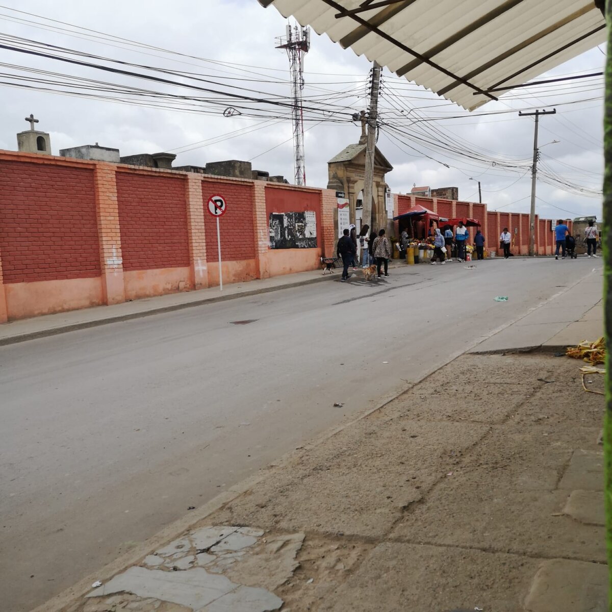 Homicidio frente al cementerio de Soacha 1 Homicidio frente al cementerio de Soacha Un crimen de sangre se perpetró en la noche de este sábado en el barrio Eugenio Díaz, en el municipio de Soacha, cuando un ciudadano fue ultimado con arma de fuego en plena vía pública.
