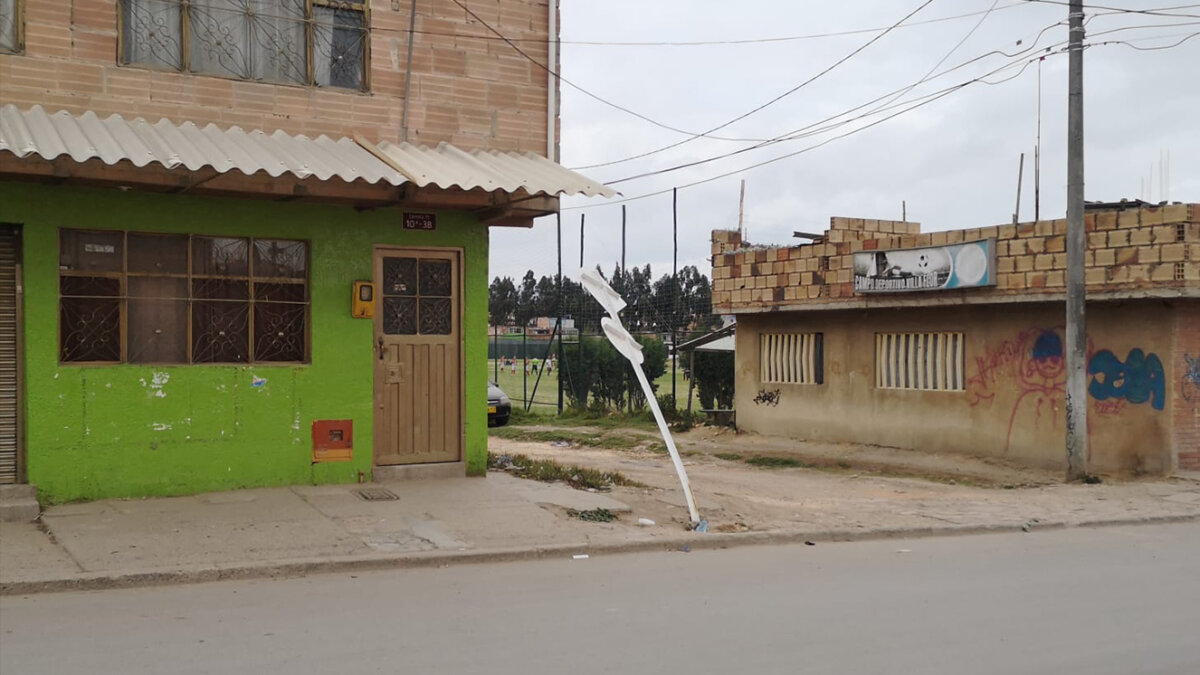 Homicidio frente al cementerio de Soacha Un crimen de sangre se perpetró en la noche de este sábado en el barrio Eugenio Díaz, en el municipio de Soacha, cuando un ciudadano fue ultimado con arma de fuego en plena vía pública.