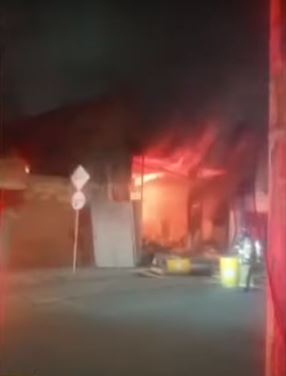 Pánico por voraz incendio en una fábrica de pinturas en Kennedy 1 Pánico por voraz incendio en una fábrica de pinturas en Kennedy