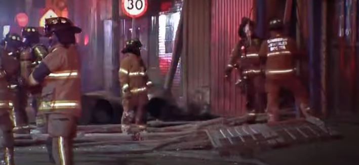 Pánico por voraz incendio en una fábrica de pinturas en Kennedy 2 Pánico por voraz incendio en una fábrica de pinturas en Kennedy