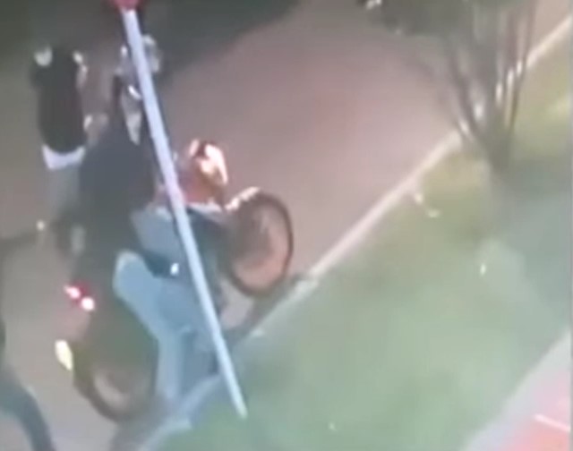 Joven de 21 años sacó corriendo a pillos que querían robarle la moto