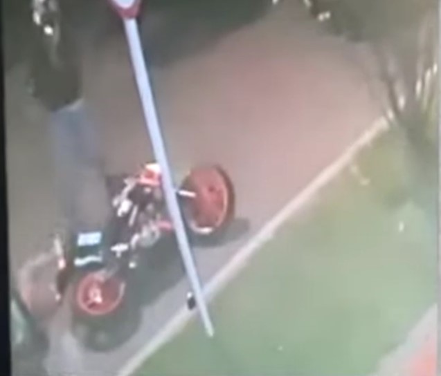 Joven de 21 años sacó corriendo a pillos que querían robarle la moto