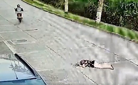 EN VIDEO: Arrastró a una mujer para quitarle el bolso 1 EN VIDEO: Arrastró a una mujer para quitarle el bolso En video quedó registrado el momento en el que un hombre que se moviliza en una motocicleta arrastra a una mujer de 63 años por robarle el bolso.