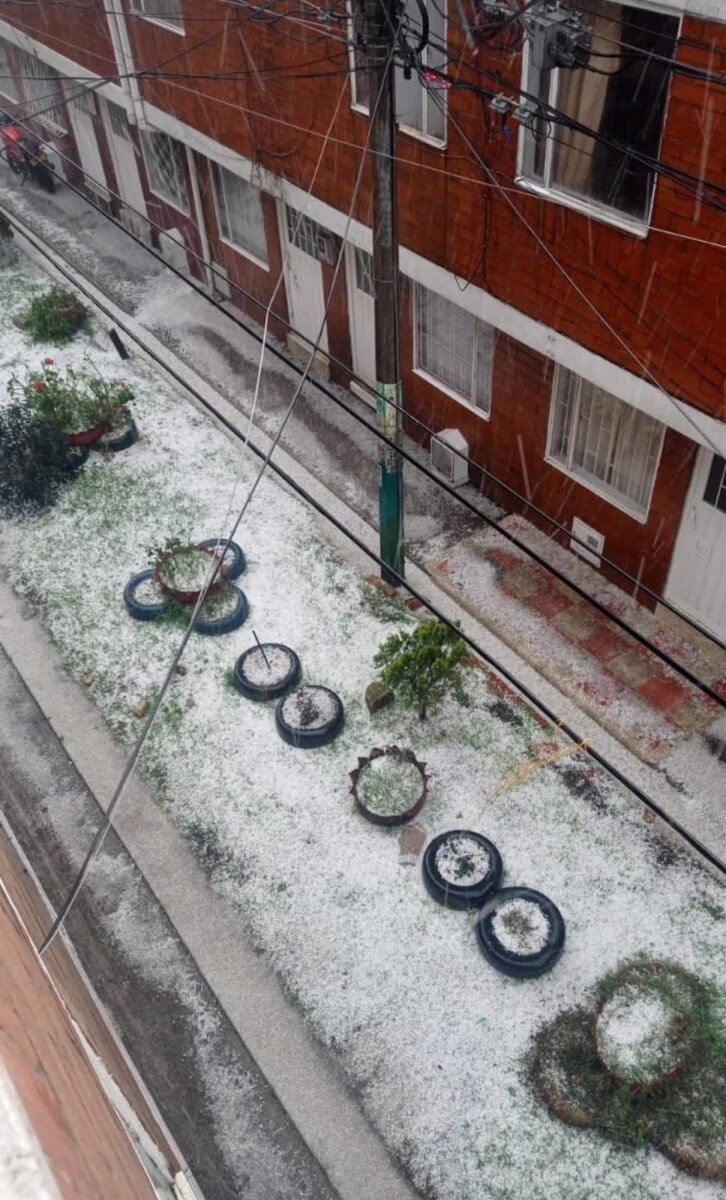 Graves inundaciones en Bogotá por cuenta de las fuertes lluvias Así fue la fuerte granizada de este viernes en Bogotá.