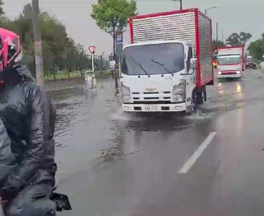 Fuertes lluvias generaron caos en vías de Bogotá 1 Fuertes lluvias generaron caos en vías de Bogotá Sobre el medio día de este jueves se registró un fuerte aguacero que causó inundaciones en principales vías de la capital.