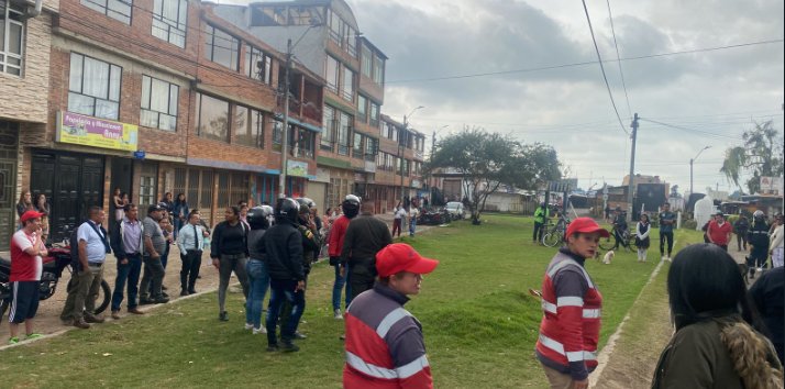 Sicariato a plena luz del día en Mosquera 1 Sicariato a plena luz del día en Mosquera Como Gregorio Márquez de nacionalidad venezolana, fue identificado el hombre que en la tarde del viernes fue asesinado con arma de fuego en vía pública en el municipio de Mosquera (Cundinamarca).