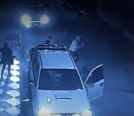 Delincuentes se robaron una camioneta y casi se llevan a una niña que dormía adentro Ladrones casi se llevan a una niña que dormía dentro de una camioneta, en el sector de La Alquería, en Puente Aranda.