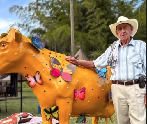 "Acaba de morir": Luis Alfonso anunció la muerte de su padre en medio de su premiación 1 "Acaba de morir": Luis Alfonso anunció la muerte de su padre en medio de su premiación El artista paisa Luis Alfonso recibió dos premios de las tres categorías a las que estaba nominado en los premios Mi Gente 2023, pero cuando estaba recibiendo el primer galardón de la noche anunció que su padre acababa de morir.