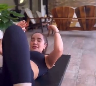 El fuerte golpe que se dio Paola Jara mientras practicaba yoga La cantante de música popular, Paola Jara, quien se ha destacado desde temprana edad en el ámbito musical, recientemente sufrió un percance mientras realizaba uno de sus ejercicios favoritos. Siempre activa, la paisa busca equilibrar su tiempo entre compromisos musicales, rutinas de ejercicios y otras ocupaciones empresariales. Además, no pierde la oportunidad de promocionar los ‘outfits’ que utiliza para ejercitarse, que están en línea con su marca personal y su pasión por el diseño y la confección.