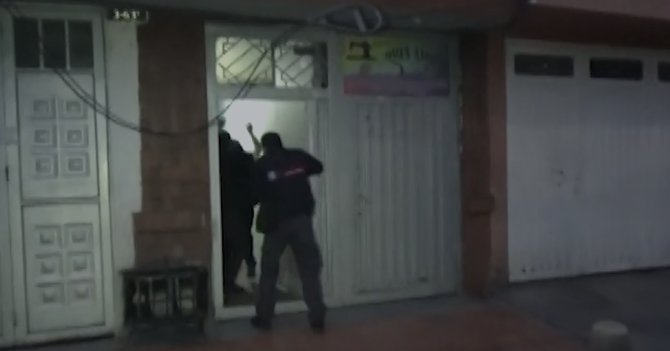 Cana para pareja señalada de pornografía infantil: compartían fotos de su nieta desnuda 1 Cana para pareja señalada de pornografía infantil: compartían fotos de su nieta desnuda Un juez de control de garantías envío a la cárcel a dos personas, presuntamente responsables de someter a diversos vejámenes a una menor de 11
años, nieta de la mujer procesada.