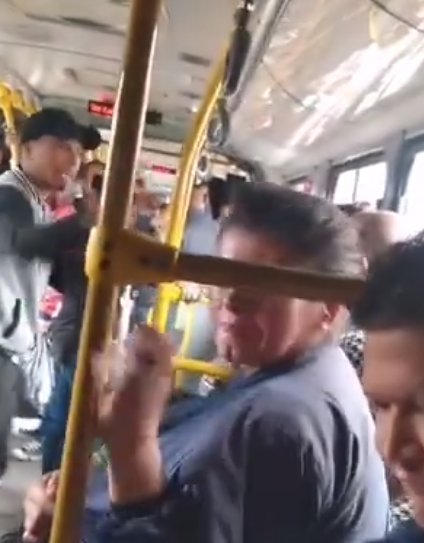 ¡No aguantó más! Pasajero de TransMilenio le reclamó a cantante por el ruido 1 ¡No aguantó más! Pasajero de TransMilenio le reclamó a cantante por el ruido En un video quedó registrada la confrontación entre un cantante y un pasajero al interior de un bus de TransMilenio. La discusión se generó por el ruido que estaba haciendo el artista callejero, el cual no le permitió al señor atender una llamada.