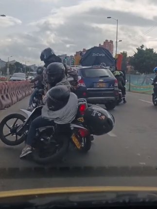 EN VIDEO: Dos mujeres protagonizaron tremenda pelea sobre una vía 1 EN VIDEO: Dos mujeres protagonizaron tremenda pelea sobre una vía En video quedó registrado en momento en el que dos mujeres que se movilizan en moto, resultan agarrándose del pelo en plena calle.