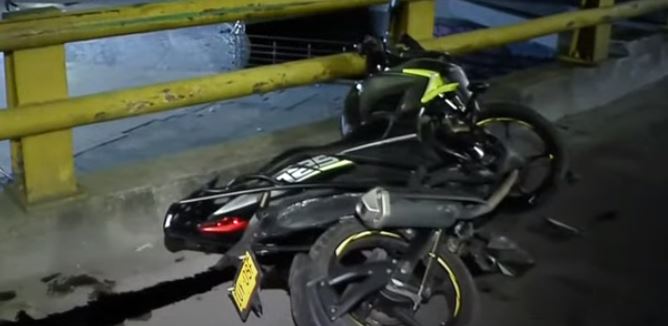 Pareja de motociclistas falleció tras caer del puente de la Carrera Décima 1 Pareja de motociclistas falleció tras caer del puente de la Carrera Décima