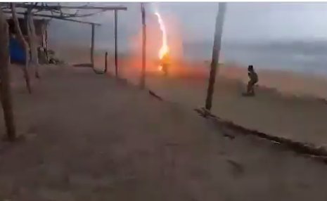 EN VÍDEO: 2 personas murieron tras ser alcanzadas por un rayo En video quedó captado el momento en que dos personas que se encontraban en la playa fueron alcanzadas por un rayo