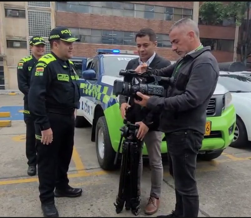 Así robaron a periodista de RCN mientras hacía un reportaje en Bosa 2 Así robaron a periodista de RCN mientras hacía un reportaje en Bosa Q’HUBO habló con el periodista Jeisson Vera, quien fue robado en compañía de su camarógrafo durante la mañana de este miércoles en el barrio San Pedro de la localidad de Bosa.