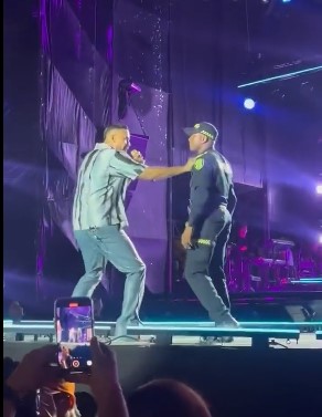 ¡La rompió! Policía se robó el show en concierto de Romeo Santos
