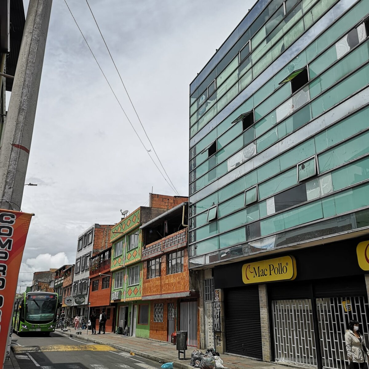 Un hombre permanece gravemente herido tras riña a puñal en Suba 1 Un hombre permanece gravemente herido tras riña a puñal en Suba Al interior de un billar de Suba se presentó una riña que dejó a un hombre gravemente herido.