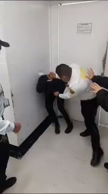 EN VIDEO: Paciente se fue a puño limpio con dos celadores en el Hospital Simón Bolívar 1 EN VIDEO: Paciente se fue a puño limpio con dos celadores en el Hospital Simón Bolívar