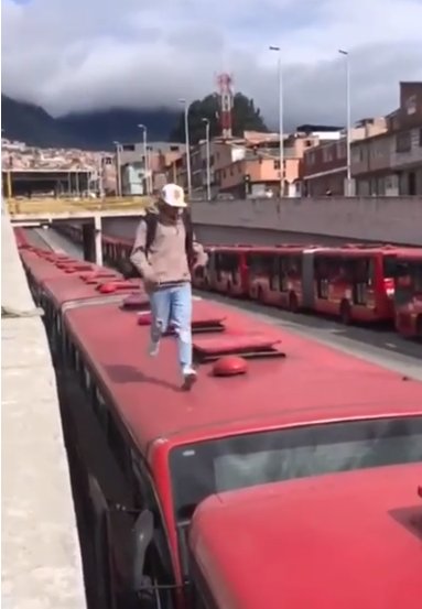 Como en un juego: joven saltó sobre los techos de TM Un joven recreó la escena del famoso videojuego Subway Surfers y apareció corriendo sobre varios buses de TransMilenio.