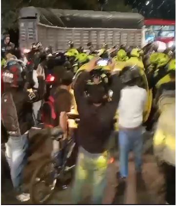 Taxista apuñaló a ciclista luego de haberlo arrollado en la Avenida Boyacá 1 Taxista apuñaló a ciclista luego de haberlo arrollado en la Avenida Boyacá