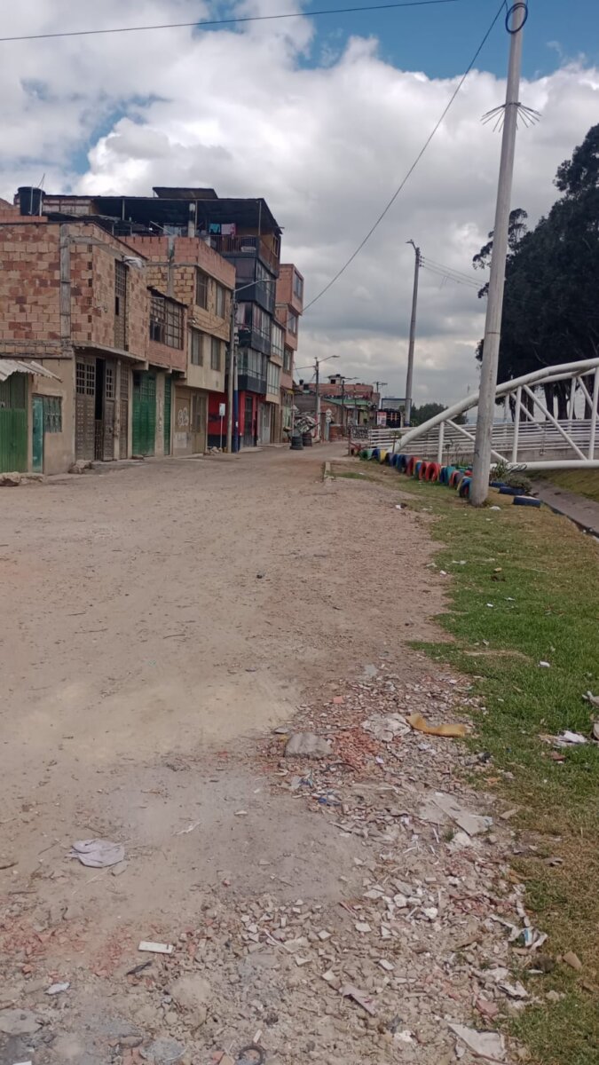 Adriana, la mujer hallada muerta en un caño de Kennedy El cuerpo de Adriana Morales Montero, de 29 años, fue encontrado sin vida y con múltiples puñaladas el pasado 5 de septiembre a la orilla del caño de la Calle 38 Sur, en el barrio Palmitas (Kennedy).