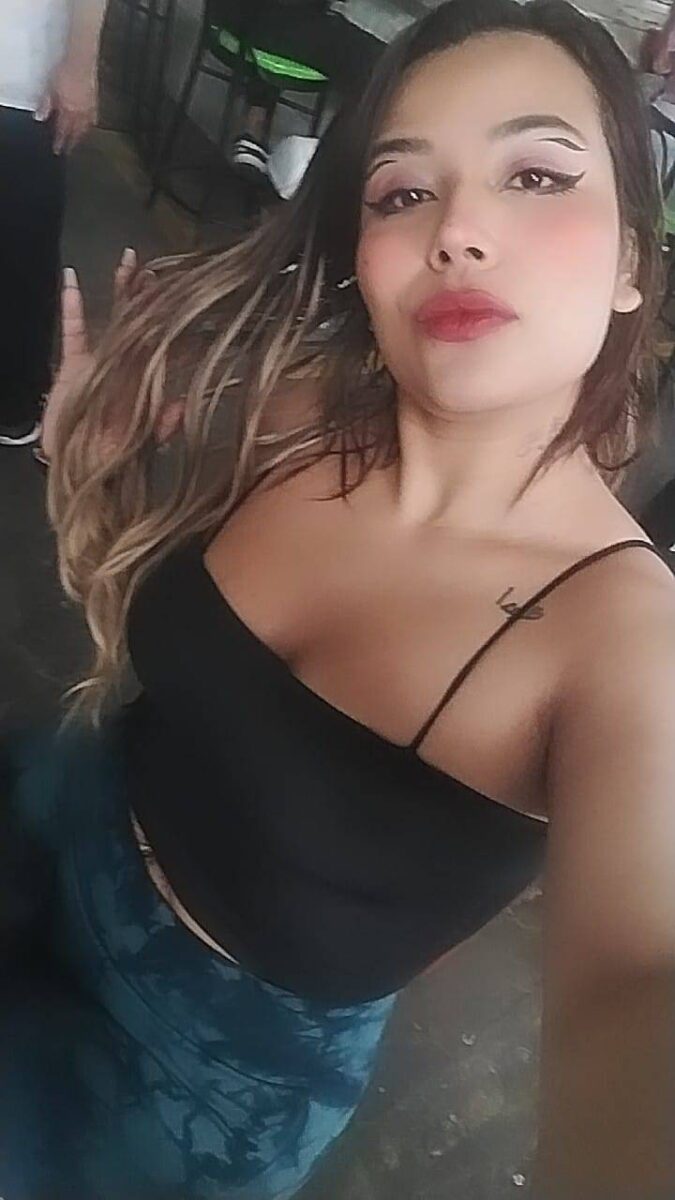 Adriana, la mujer hallada muerta en un caño de Kennedy El cuerpo de Adriana Morales Montero, de 29 años, fue encontrado sin vida y con múltiples puñaladas el pasado 5 de septiembre a la orilla del caño de la Calle 38 Sur, en el barrio Palmitas (Kennedy).