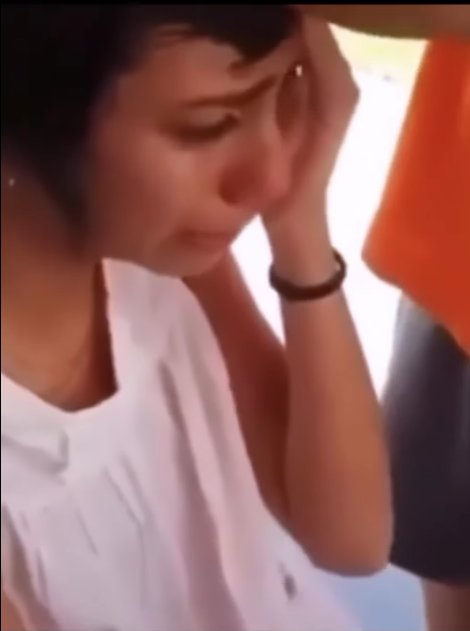 Un padre rapa la cabeza a su hija como castigo por burlarse de otra estudiante con cáncer Un video reciente que muestra a un padre rapando la cabeza de su hija como castigo por burlarse de una compañera con cáncer ha desatado un debate en línea y fuera de ella sobre la adecuación de esta medida disciplinaria.