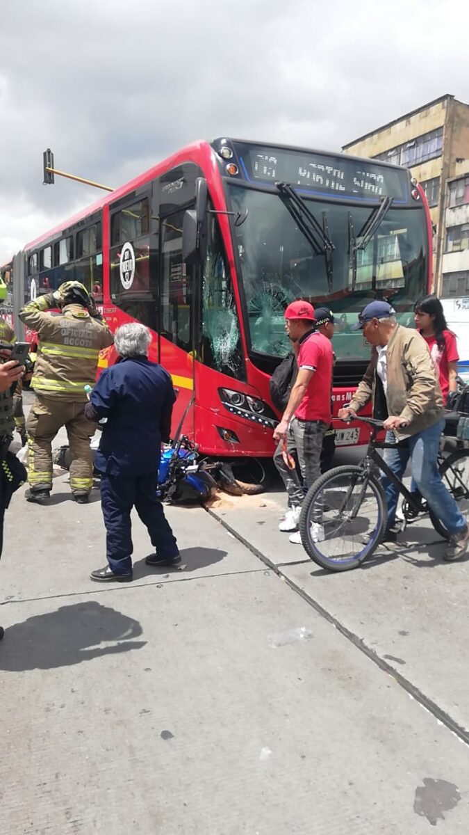 ¡Atención! A esta hora se presenta fuerte accidente entre motociclista y un bus de TransMilenio 1 ¡Atención! A esta hora se presenta fuerte accidente entre motociclista y un bus de TransMilenio Hace pocos minutos se presentó un aparatoso accidente entre un motociclista y un bus de TransMilenio en la Av. Caracas.