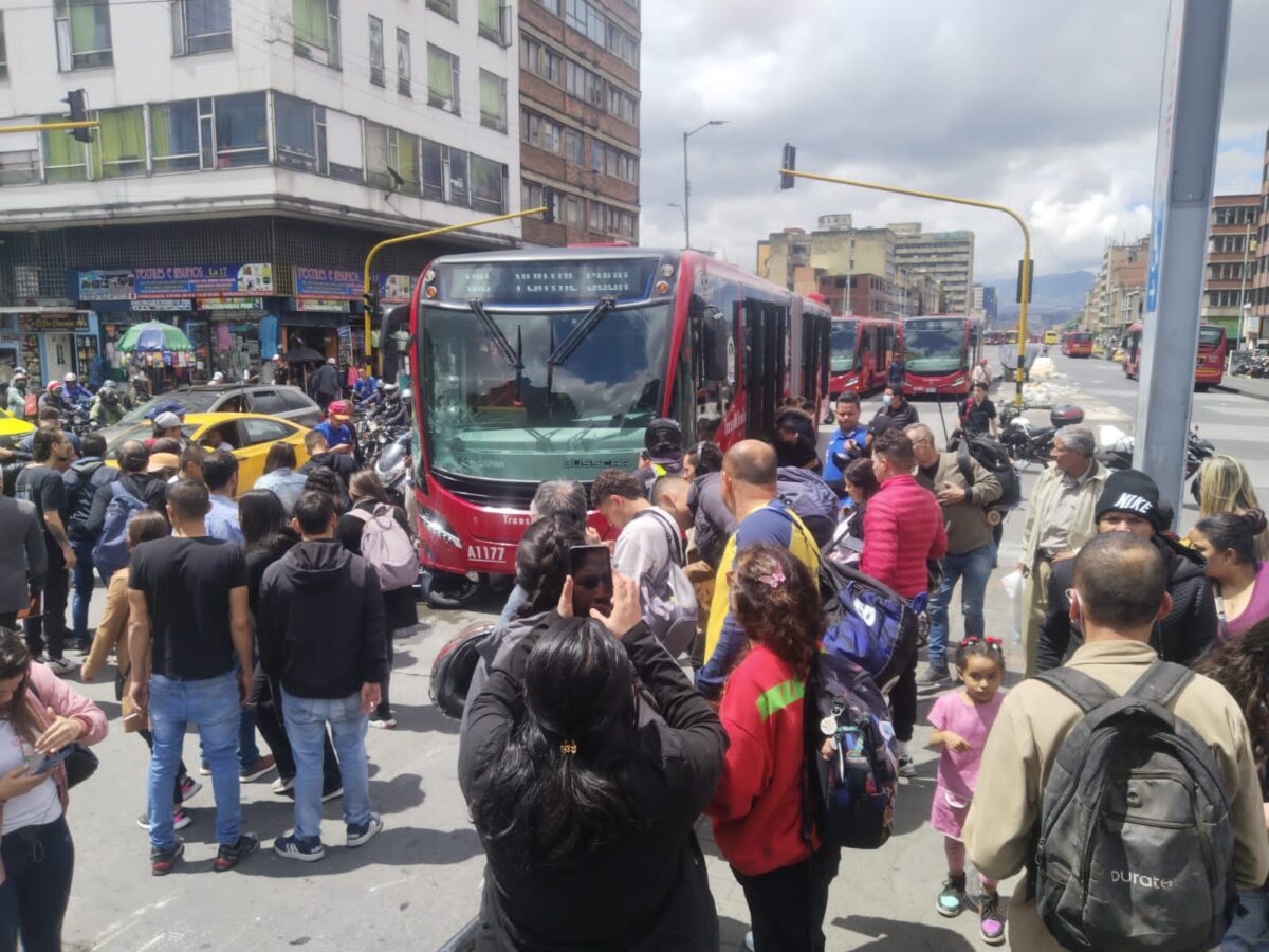 ¡Atención! A esta hora se presenta fuerte accidente entre motociclista y un bus de TransMilenio 2 ¡Atención! A esta hora se presenta fuerte accidente entre motociclista y un bus de TransMilenio Hace pocos minutos se presentó un aparatoso accidente entre un motociclista y un bus de TransMilenio en la Av. Caracas.