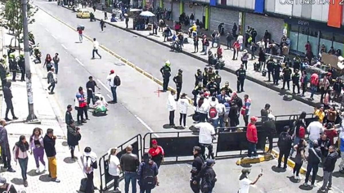 ¡Atención! Se presentan manifestaciones en San Victorino 2 ¡Atención! Se presentan manifestaciones en San Victorino Por medio de la cuenta de X, TransMilenio informó que a causa de manifestaciones en San Victorino, no hay paso en la vía.