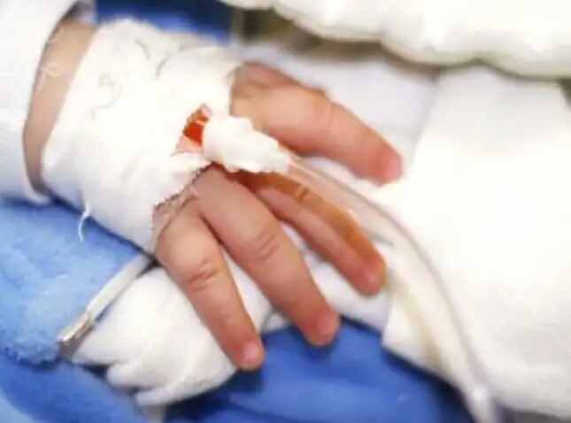 Murió bebé de 18 meses luego de que le cayera un televisor encima 1 Murió bebé de 18 meses luego de que le cayera un televisor encima El pasado 30 de noviembre, cuando un bebé de 18 meses jugaba con sus hermanos de 16 y 11 años de edad, se registró un accidente. El menor recibió el golpe de un televisor que dos días después le cobró la vida.