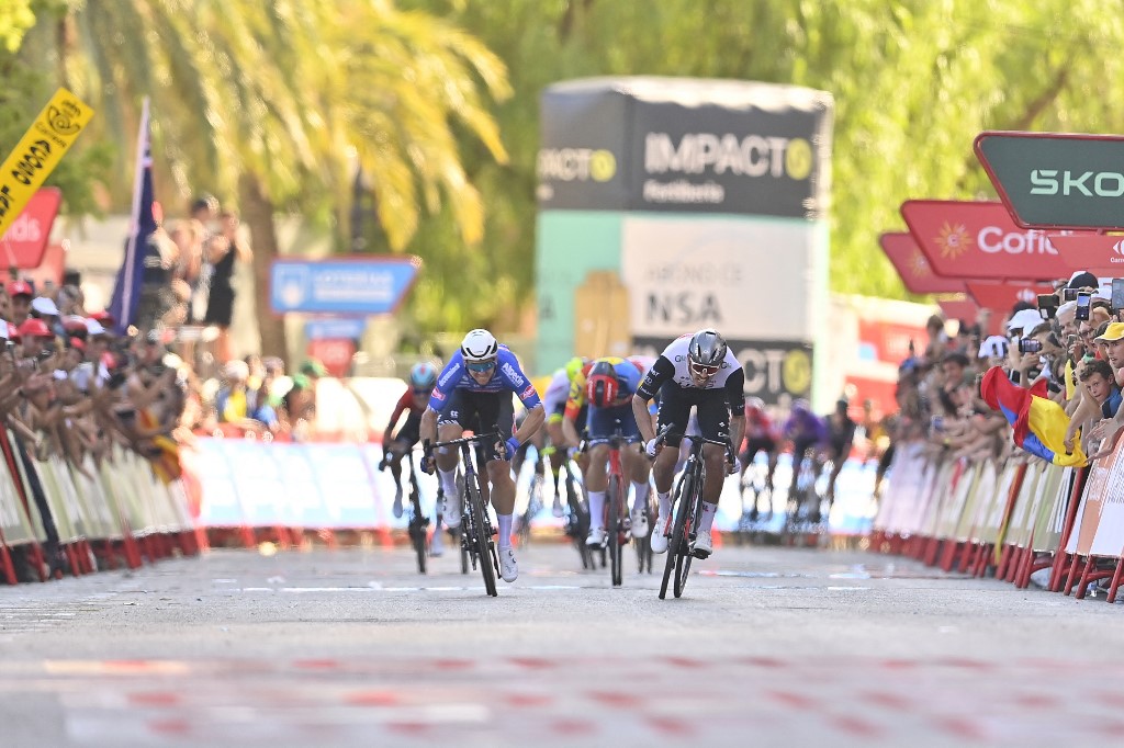 ¡La primera de los nuestros! Molano no tuvo rival y se alzó en brazos en la etapa 12 de la Vuelta a España Nadie fue más rápido que el colombiano Juan Sebastián Molano, quien sobre el final de la carrera embistió a toda velocidad y logró la primera de las alegrías para nuestro país en la competencia ibérica.