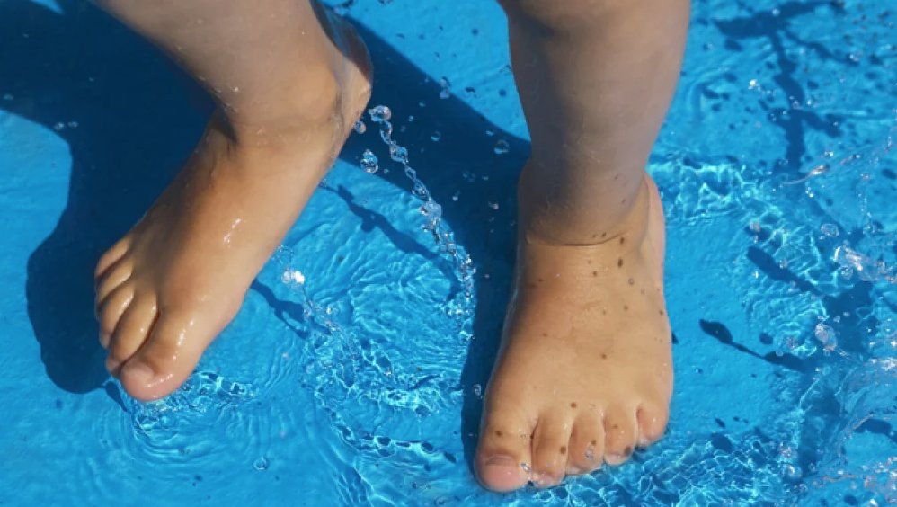 ¡Tragedia! Niño de 2 años murió ahogado tras caer a una piscina de un hotel 1 ¡Tragedia! Niño de 2 años murió ahogado tras caer a una piscina de un hotel El menor de edad se encontraba con su mamá, trabajadora del hotel. Al parecer, en un aparente descuido cayó a la piscina. La Policía investiga lo sucedido.