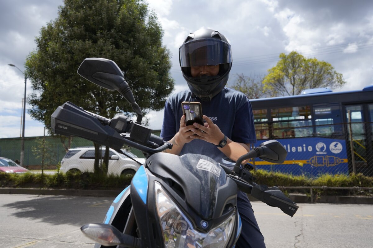 ¿Qué tanto sabe sobre su moto? No se pierda nuestro especial para motociclistas Sabemos que las motos se han convertido en el medio de transporte más popular durante los últimos años en el país, es por eso que no podemos ignorar que las motos son parte fundamental para la vida de algunos colombianos y desde Q'hubo queremos brindarles toda la información necesaria para volverse un motero estrella.