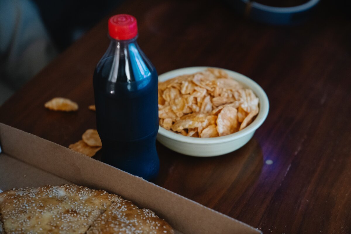 ¿Se le mide a una dieta de comida chatarra? La obesidad y la mala alimentación se han convertido en un gran dolor de cabeza para los países y ciudades del mundo en las que hay una buena calidad de vida, pues todos tienen la particularidad de que se venden con facilidad los alimentos ultraprocesados, es decir, aquellos que tienen altos contenidos de sal, azúcar, grasa, harina o químicos.