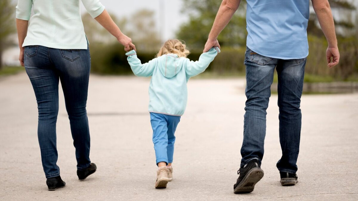 ¿Los hijos únicos tienen ventajes frente a los niños con hermanos? Les contamos 1 ¿Los hijos únicos tienen ventajes frente a los niños con hermanos? Les contamos Hoy en día, cada vez son más las familias que solo desean tener un hijo, sin embargo, la figura del hijo único siempre ha estado envuelta por estereotipos negativos, algunos estudios develaron cuál es el verdadero impacto que tiene en su vida ser hijo único.