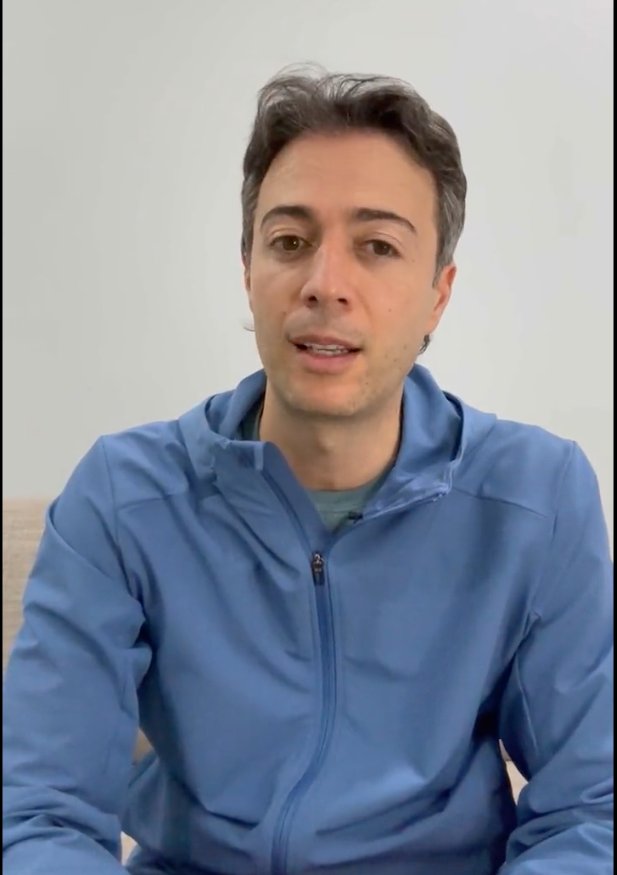 "Esto es grave": Camioneta atropelló a Daniel Quintero mientras repartía volantes 1 "Esto es grave": Camioneta atropelló a Daniel Quintero mientras repartía volantes El exalcalde de Medellín, Daniel Quintero, denunció que el domingo cuando hacía campaña por las calles de su ciudad para entregar publicidad de su candidato Juan Carlos Upegui, un vehículo intentó atropellarlo al chocarlo contra un taxi que estaba en la vía.