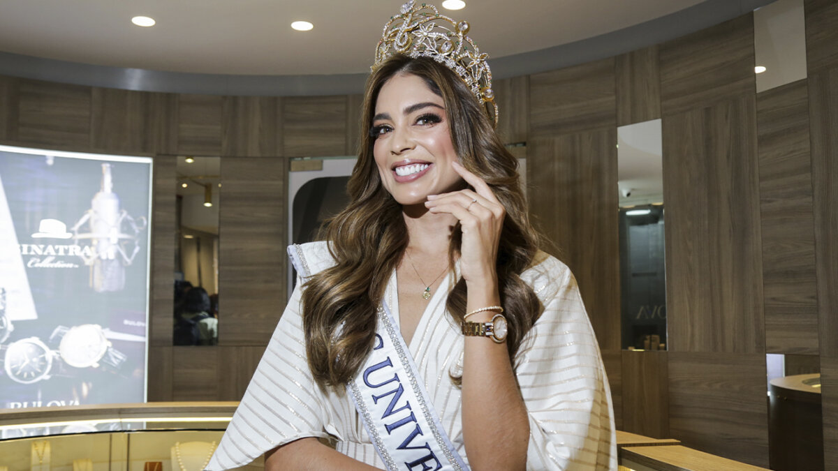 Así podrá ver la transmisión de Miss Universo este sábado Llegó la hora de la verdad. En la noche de este sábado, en El Salvador, se realizará la ceremonia de Elección y Coronación de Miss Universo, tras dos semanas de innumerables eventos, siendo la primera edición de la historia en la que se podría coronar una mujer madre y casada.
