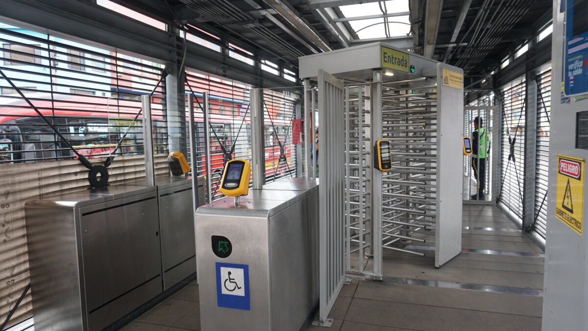 Los riesgos de colarse en TransMilenio A diario son en promedio 2 millones de personas las que arriesgan sus vidas al colarse en TransMilenio, lo que representa una gran preocupación entre los ciudadanos, pues realmente la cantidad de casos de personas que han fallecido o que han sido afectadas en su intento por ingresar a las estaciones evadiendo el costo del pasaje de $2.950, es lamentable.