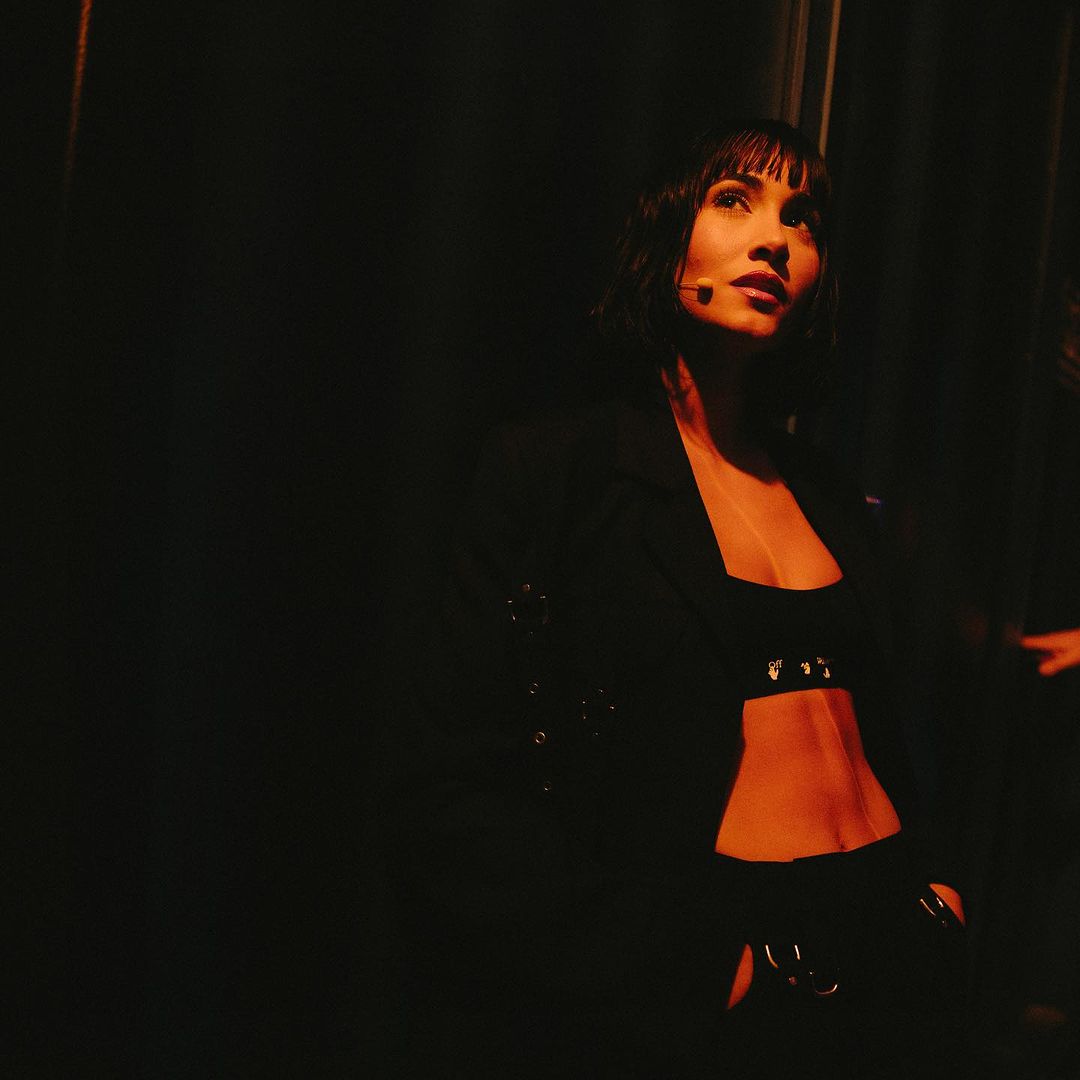  “Le enseña Kamasutra a niñas”; Aitana es criticada por baile sensual Aitana cantante española ha encendido las redes sociales luego de una presentación cargada de erotismo y sensualidad durante su ‘Alpha tour’.