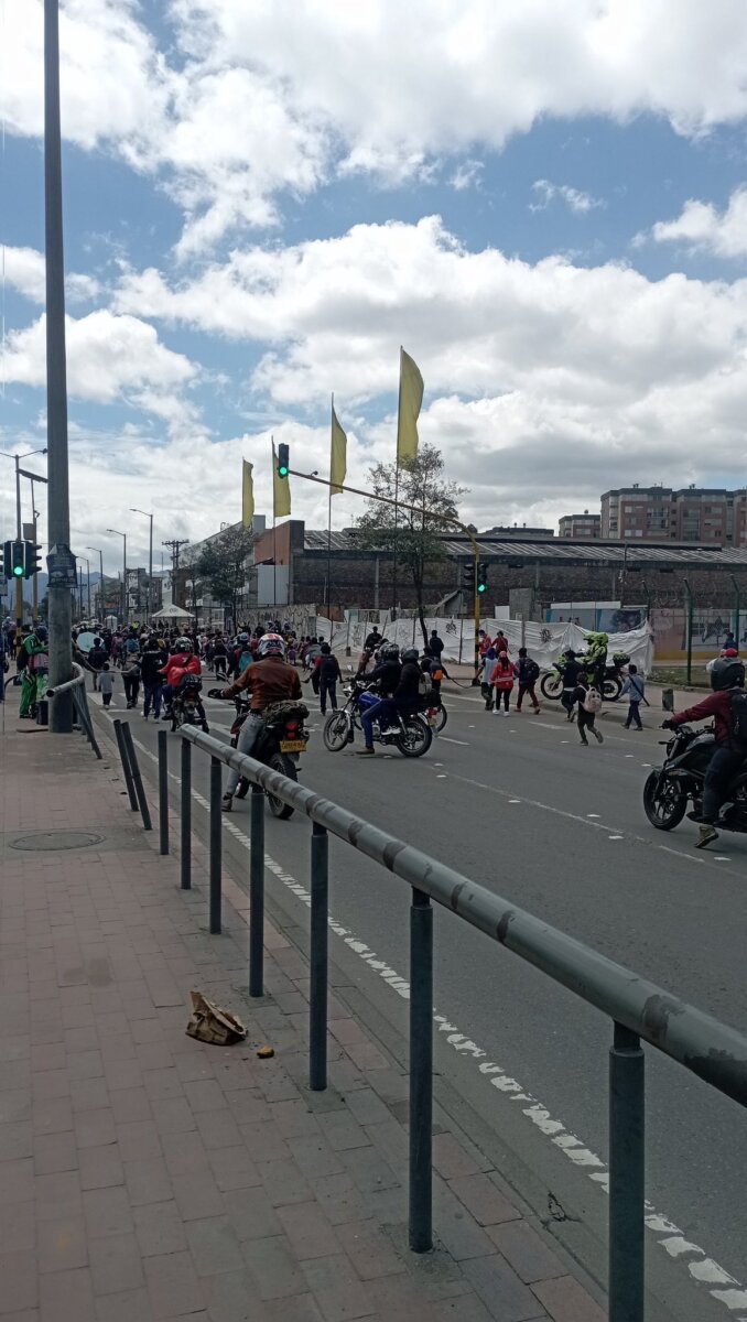 A esta hora manifestaciones afectan la movilidad por la Calle 80 1 A esta hora manifestaciones afectan la movilidad por la Calle 80 Un grupo de personas se encuentran manifestando a la altura de la Calle 80 con carrera 119, sentido occidente-oriente.