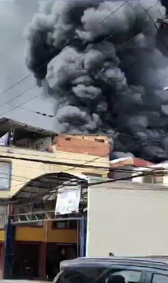 A esta hora se presenta fuerte incendio en Barrios Unidos 1 A esta hora se presenta fuerte incendio en Barrios Unidos Este 30 de octubre, las autoridades reportaron un fuerte incendio en una fábrica de la localidad de Barrios Unidos.
