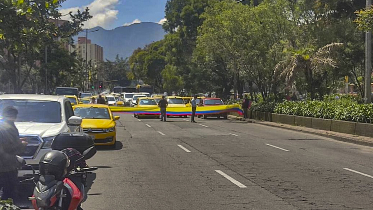 A esta hora taxistas se encuentran bloqueando la Av. Esperanza 8 A esta hora taxistas se encuentran bloqueando la Av. Esperanza Taxistas se encuentran bloqueando la Av. Esperanza con carrera 60, por el alza de la gasolina.