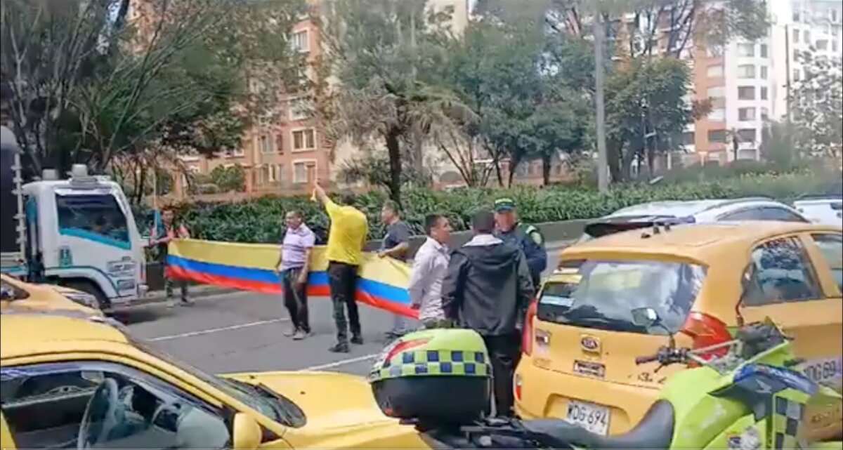 A esta hora taxistas se encuentran bloqueando la Av. Esperanza 1 A esta hora taxistas se encuentran bloqueando la Av. Esperanza Taxistas se encuentran bloqueando la Av. Esperanza con carrera 60, por el alza de la gasolina.