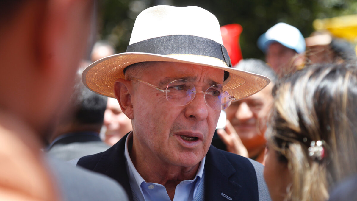 Álvaro Uribe dice que será llamado a juicio por manipulación de testigos Este viernes el Tribunal Superior de Bogotá anunciará si el proceso contra el expresidente Álvaro Uribe Vélez por soborno y fraude procesal precluye o continúa. Sin embargo, unas horas antes de conocerse la decisión, con base en una información de revista Semana el exmandatario afirmó que la preclusión será negada y se ordenará llamarlo a juicio.