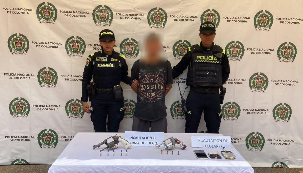 Agarraron a pillos que le robaron el carro a conductor de aplicación en Puente Aranda 1 Agarraron a pillos que le robaron el carro a conductor de aplicación en Puente Aranda Los dos pillos solicitaron el servicio e intimidaron al conductor, despojándolo de su vehículo. Ocurrió en Puente Aranda.