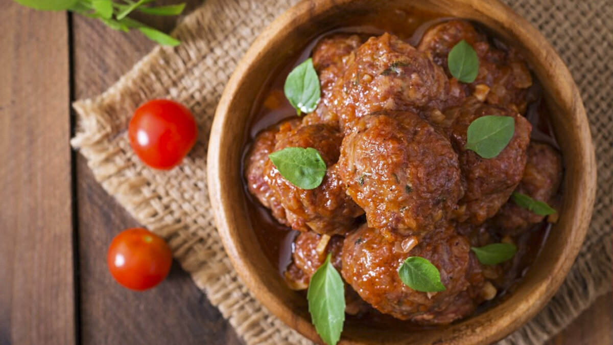 Albóndigas jugosas para la familia 1 Albóndigas jugosas para la familia Le contamos el origen de las deliciosas albóndigas y como podrá prepararlas en una rica receta para toda la familia