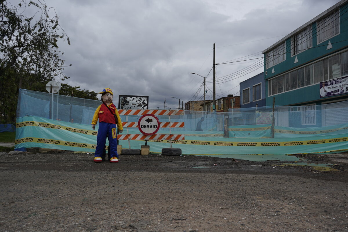 Armando Calle le sigue la pista a cráter de Kennedy Armando Calle le está haciendo seguimiento a un enorme hueco que afecta a los habitantes de varios sectores de la localidad de Kennendy. Les contamos qué ha pasado.