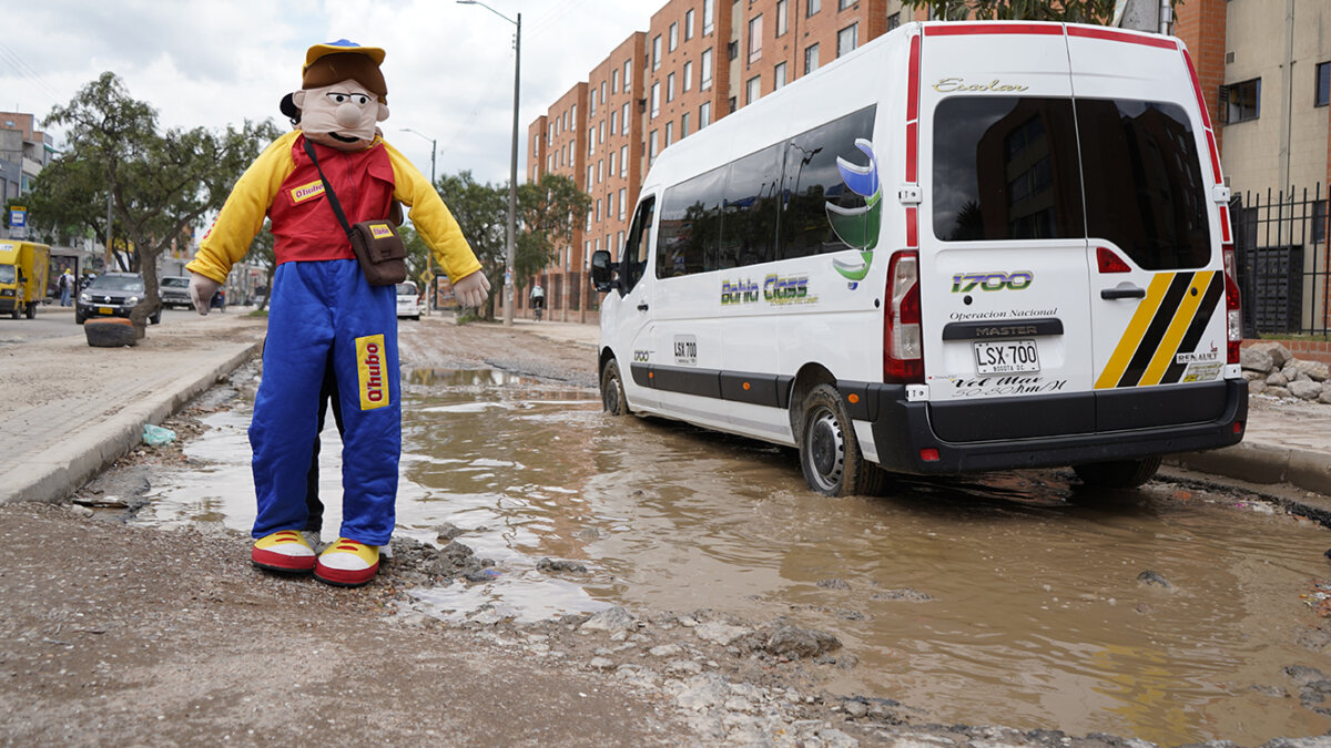 Armando Calle visitó los cráteres de Bosa Armando Calle estuvo en una concurrida avenida principal de la localidad de Bosa, la cual lleva muchos años sin ser reparada. Esta es la denuncia