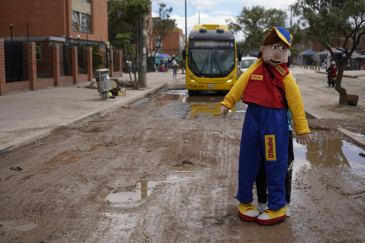 Armando Calle visitó los cráteres de Bosa Armando Calle estuvo en una concurrida avenida principal de la localidad de Bosa, la cual lleva muchos años sin ser reparada. Esta es la denuncia